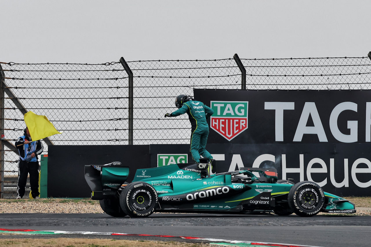 ランス・ストロール（アストンマーティン）がコース上でストップ