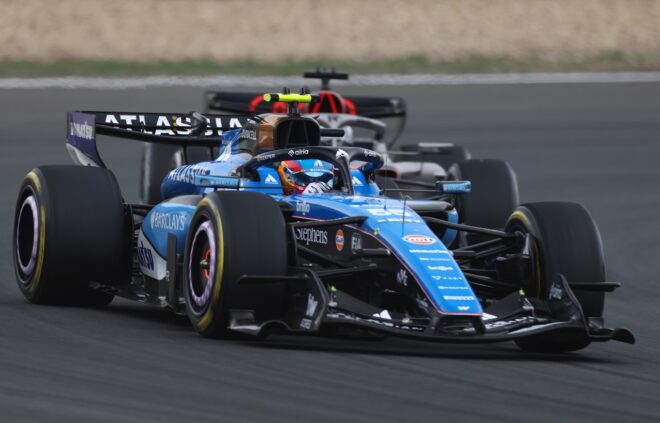 コラピントとの激しいバトルを制してサインツがチームに今季初ポイントをもたらす　一方アルボンはマシントラブルで出走かなわず