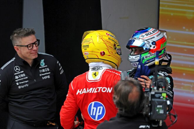 優勝したアンドレア・キミ・アントネッリ（メルセデス）とレースエンジニアのピーター・ボニントン、3位のルイス・ハミルトン（フェラーリ）