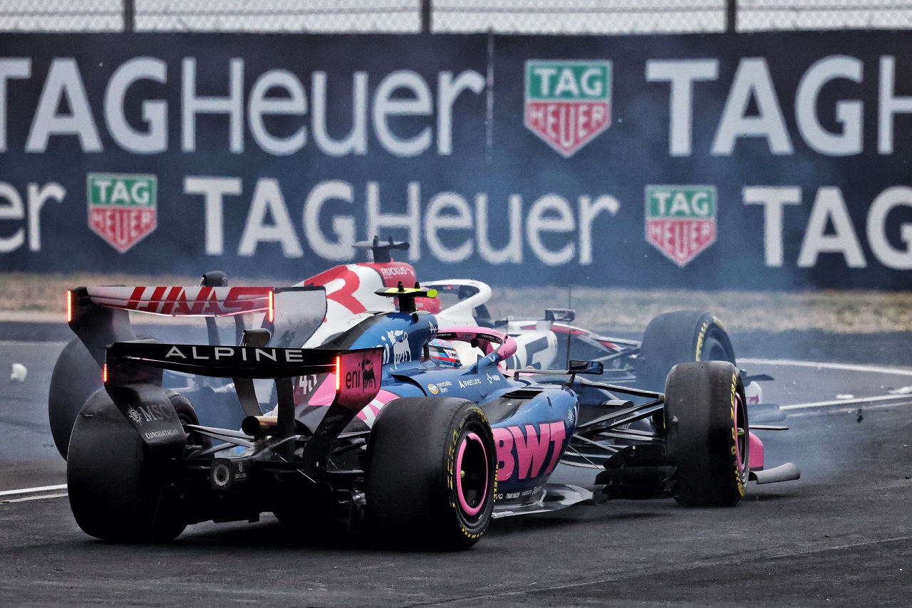 エステバン・オコン（ハース）がフランコ・コラピント（アルピーヌ）にヒット