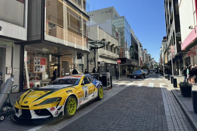TEAM ZEROONE、2026スーパー耐久ST-Z参戦のZニスモGT4を横浜元町で披露。青山学院スープラも並び、商店街客の注目集める