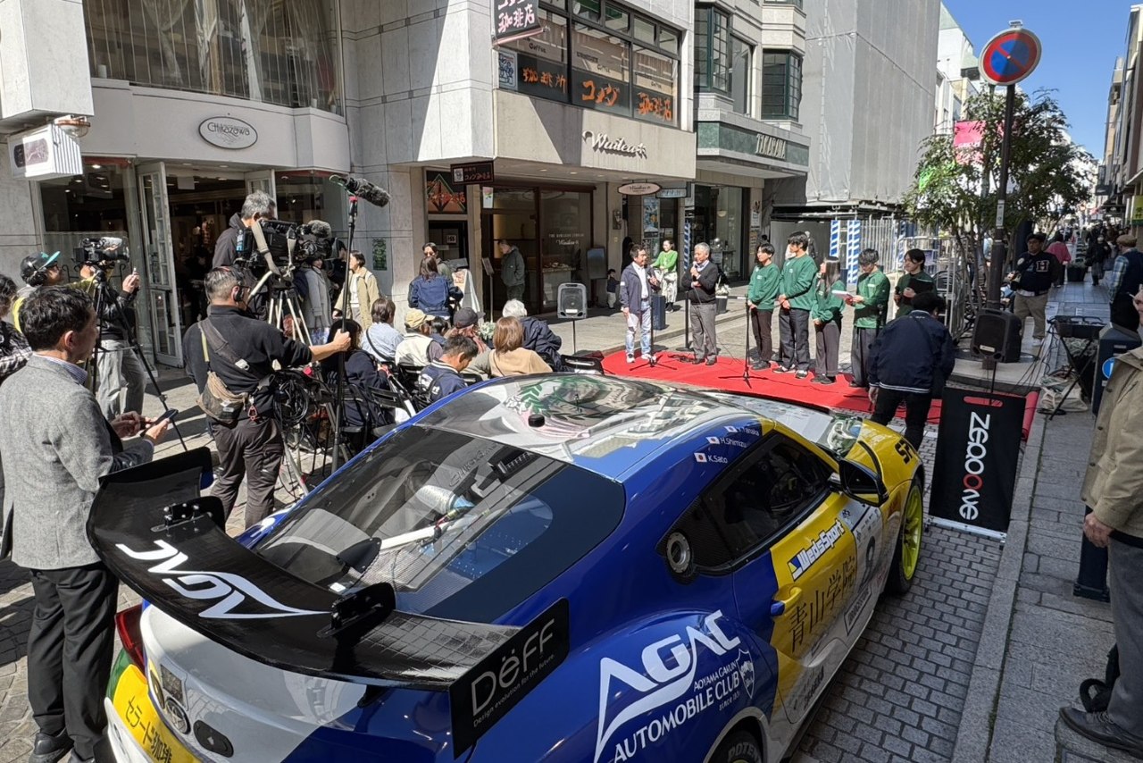 TEAM ZEROONE、2026スーパー耐久ST-Z参戦のZニスモGT4を横浜元町で披露。青山学院スープラも並び、商店街客の注目集める