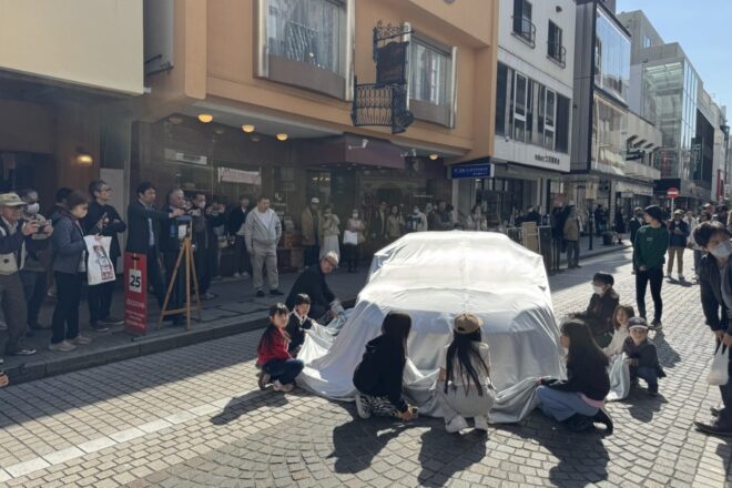 TEAM ZEROONE、2026スーパー耐久ST-Z参戦のZニスモGT4を横浜元町で披露。青山学院スープラも並び、商店街客の注目集める