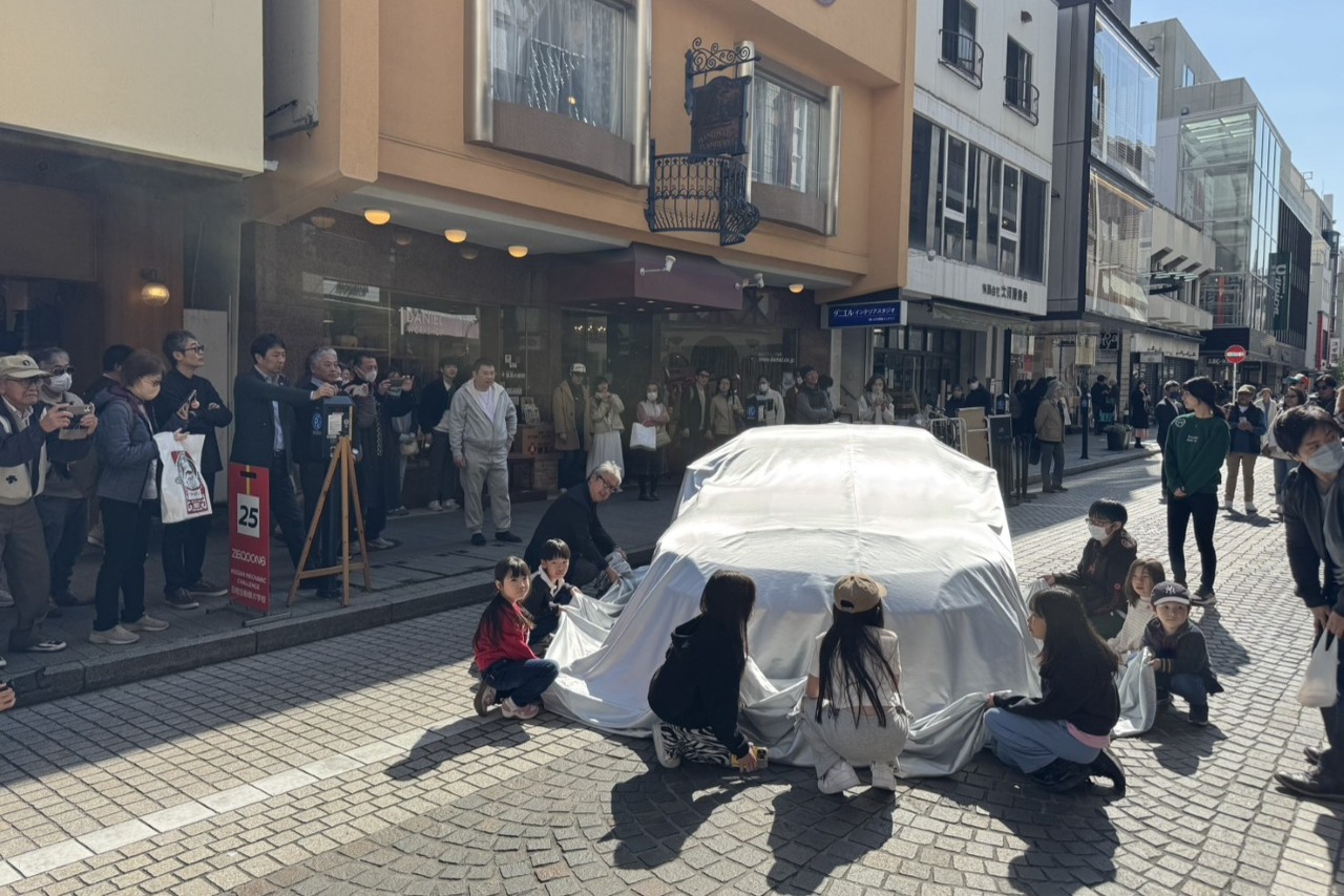 TEAM ZEROONE、2026スーパー耐久ST-Z参戦のZニスモGT4を横浜元町で披露。青山学院スープラも並び、商店街客の注目集める