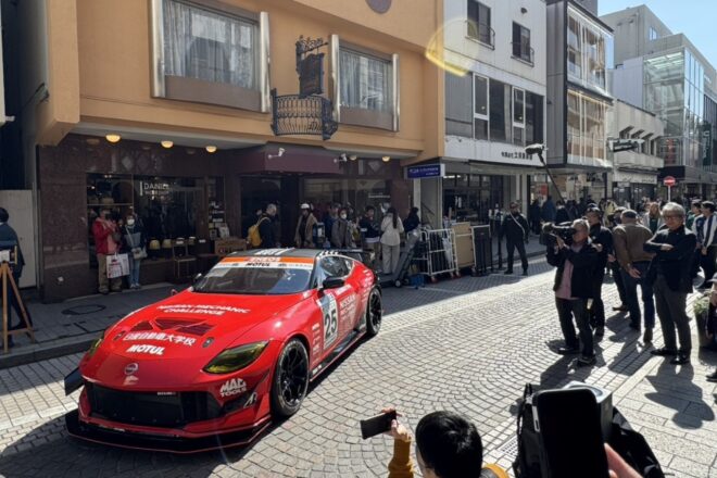 TEAM ZEROONE、2026スーパー耐久ST-Z参戦のZニスモGT4を横浜元町で披露。青山学院スープラも並び、商店街客の注目集める