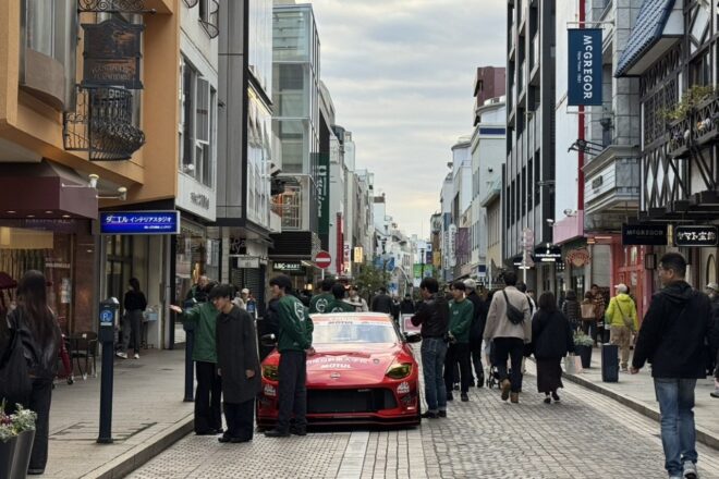 TEAM ZEROONE、2026スーパー耐久ST-Z参戦のZニスモGT4を横浜元町で披露。青山学院スープラも並び、商店街客の注目集める
