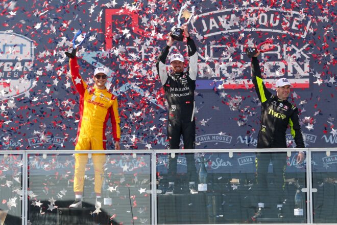 表彰台でトロフィーを掲げるアレックス・パロウ、カイル・カークウッド、ウィル・パワー