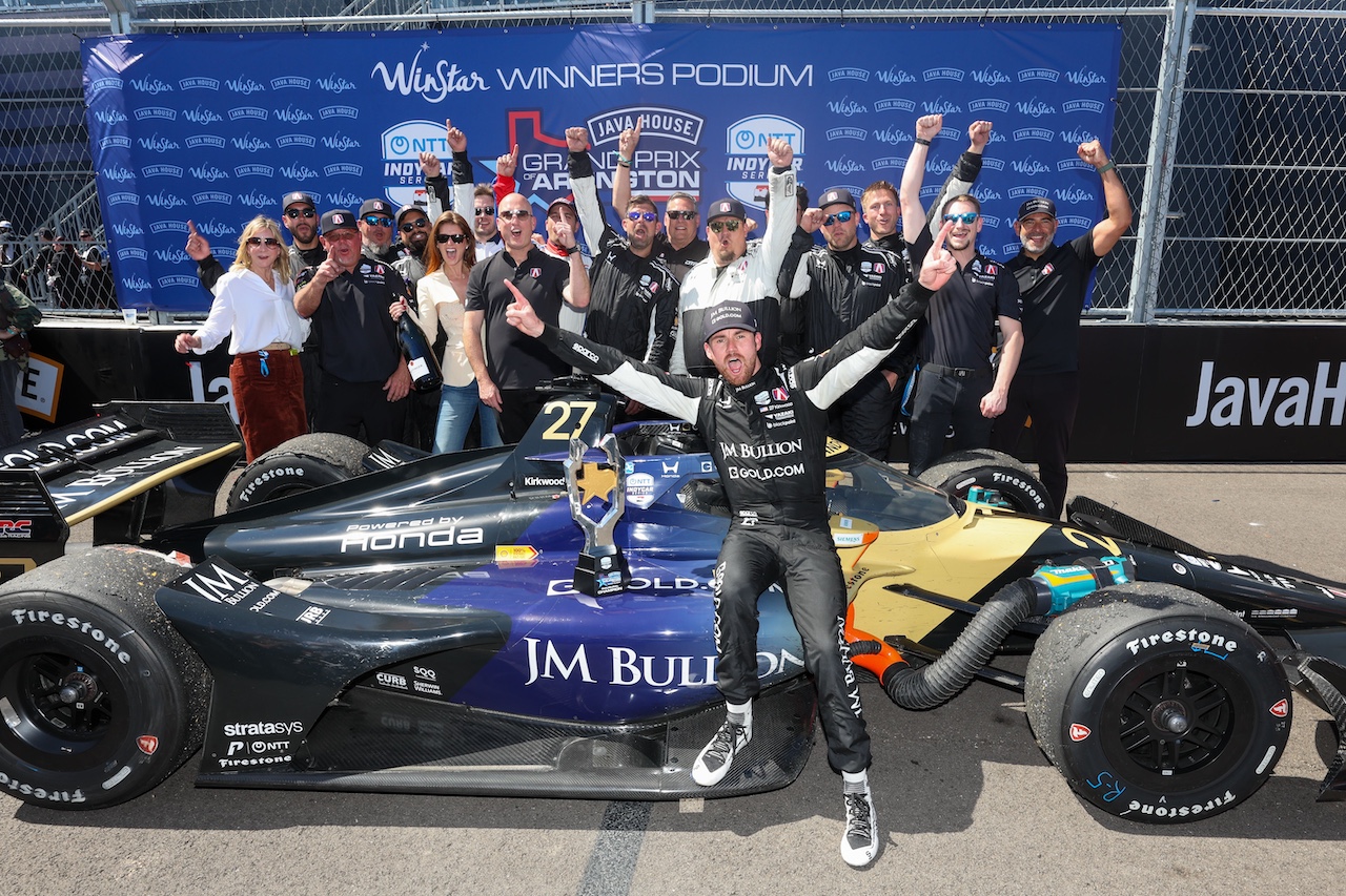 チームスタッフと喜ぶカイル・カークウッド（アンドレッティ・グローバル）