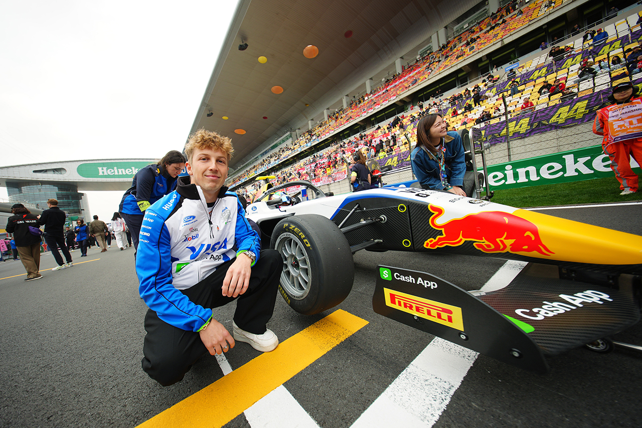 ラファエラ・フェレイラ（カンポス・レーシング／レーシングブルズ）を激励するリアム・ローソン（レーシングブルズ）