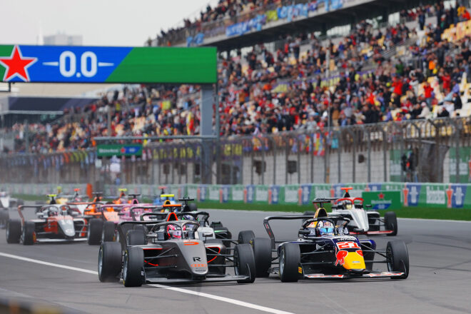 エマ・フェルバーマイヤー（ロダン・モータースポーツ／アウディ）とアリシャ・パルモウスキー（カンポス・レーシング／レッドブル）のバトル