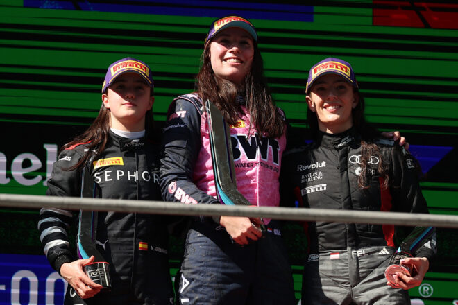 2026年F1アカデミー第1戦上海　レース1表彰式／優勝はニーナ・ゲイデマン（MPモータースポーツ／アルピーヌ）