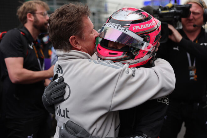 2026年F1アカデミー第1戦上海　エマ・フェルバーマイヤー（ロダン・モータースポーツ／アウディ）とアウディの若手育成プログラム・ディレクターのアラン・マクニッシュ