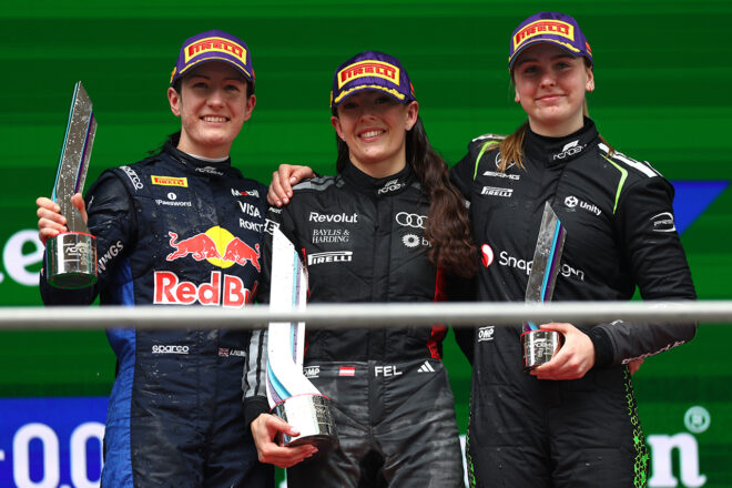 2026年F1アカデミー第1戦上海　レース2表彰式／優勝はエマ・フェルバーマイヤー（ロダン・モータースポーツ／アウディ）