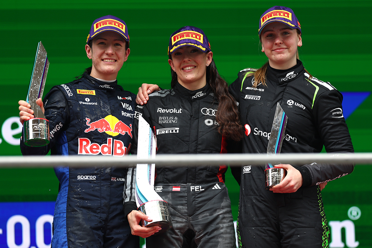 2026年F1アカデミー第1戦上海　レース2表彰式／優勝はエマ・フェルバーマイヤー（ロダン・モータースポーツ／アウディ）