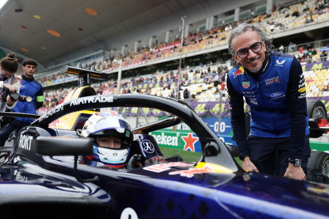 アリシャ・パルモウスキー（カンポス・レーシング／レッドブル）を激励するローレン・メキース（レッドブルF1チーム代表）