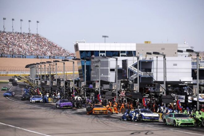 不幸と不運を乗り越えて。無冠の“帝王”デニー・ハムリンが今季初、通算61勝目／NASCAR第5戦