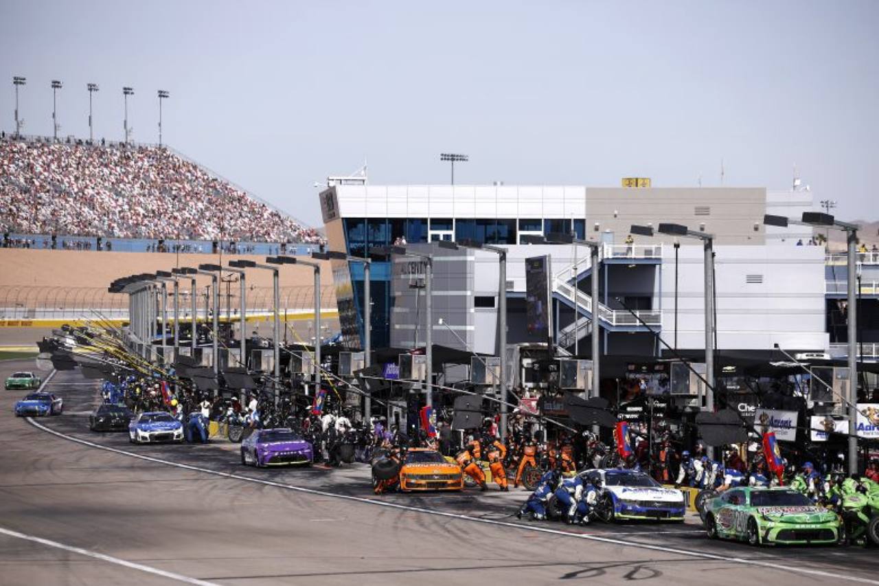 不幸と不運を乗り越えて。無冠の“帝王”デニー・ハムリンが今季初、通算61勝目／NASCAR第5戦