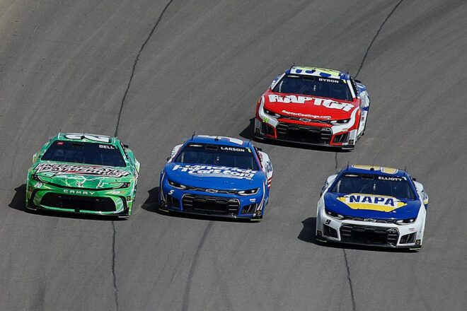 不幸と不運を乗り越えて。無冠の“帝王”デニー・ハムリンが今季初、通算61勝目／NASCAR第5戦