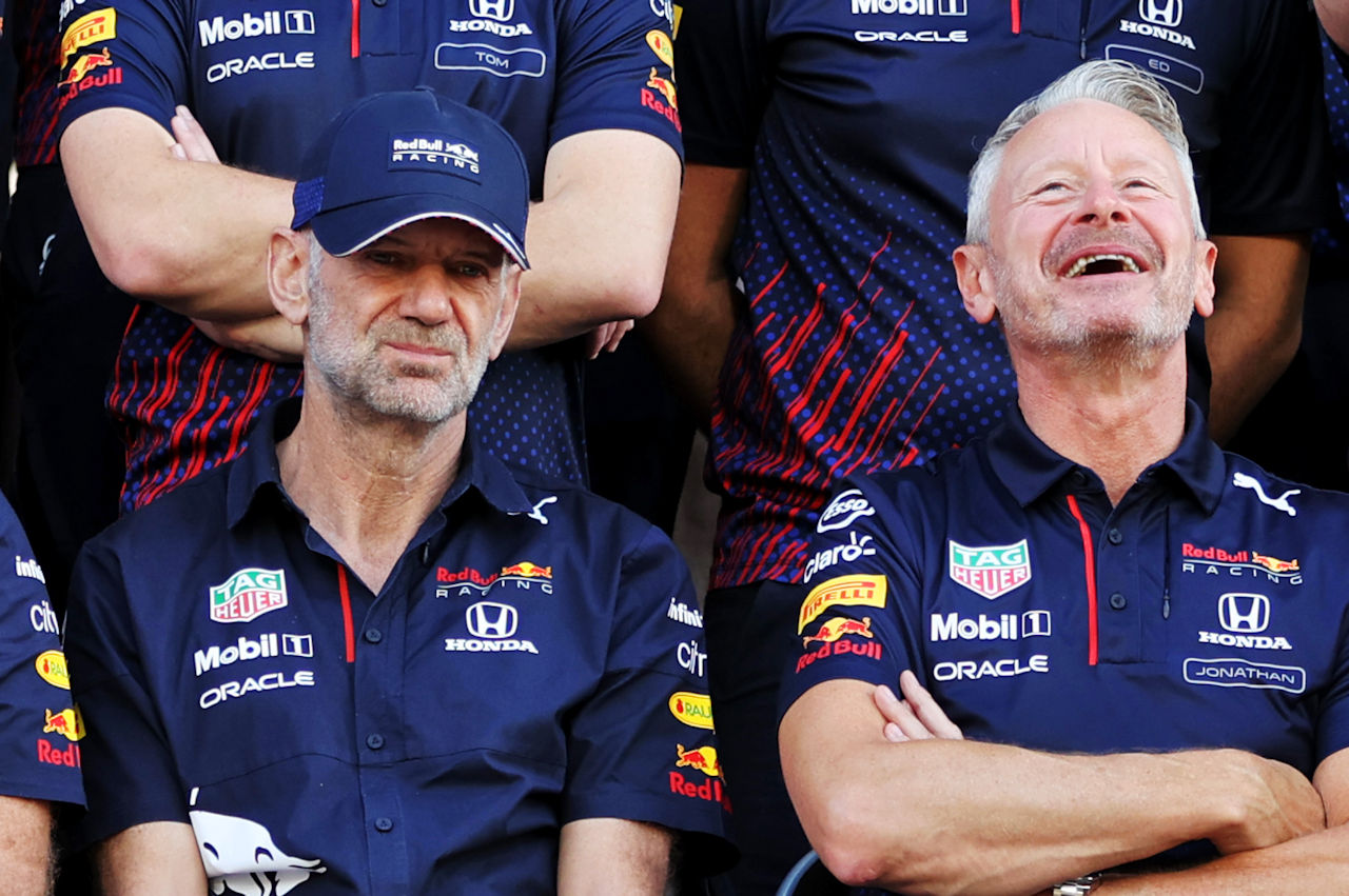 レッドブル時代のエイドリアン・ニューウェイ（当時チーフテクニカルオフィサー）とジョナサン・ウィートリー（当時チームマネージャー）