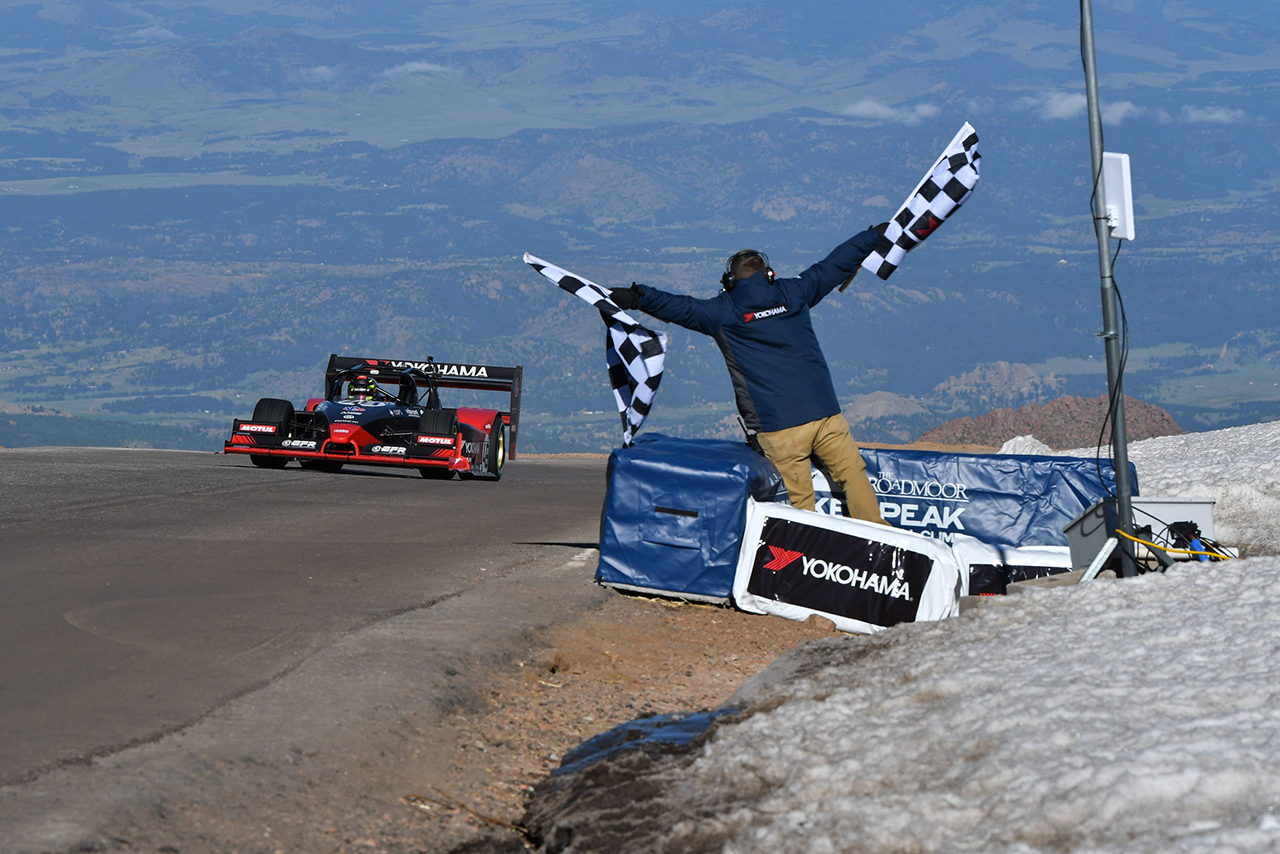 2023年のパイクスピーク・ヒルクライムで総合優勝を飾ったのは『ADVAN』カラーのウルフTSC-FS（2018年型）だった