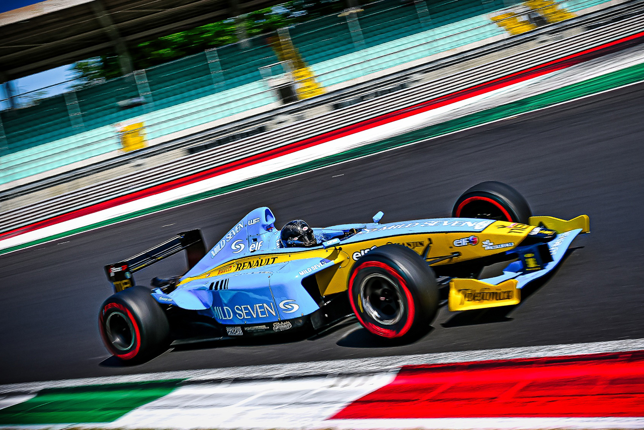 タトゥース製フォーミュラ・ルノーV6（2003年）／2024〜2006年頃のルノーF1を模したカラーリング