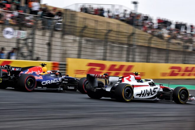 オリバー・ベアマン（ハース）とマックス・フェルスタッペン（レッドブル）