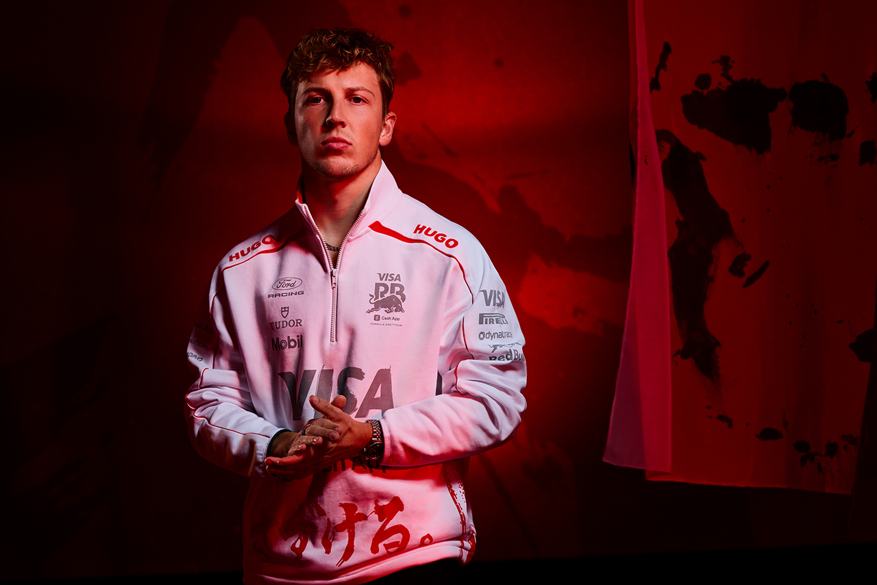 日本GP限定デザインのウェアを着用するリアム・ローソン（レーシングブルズ）