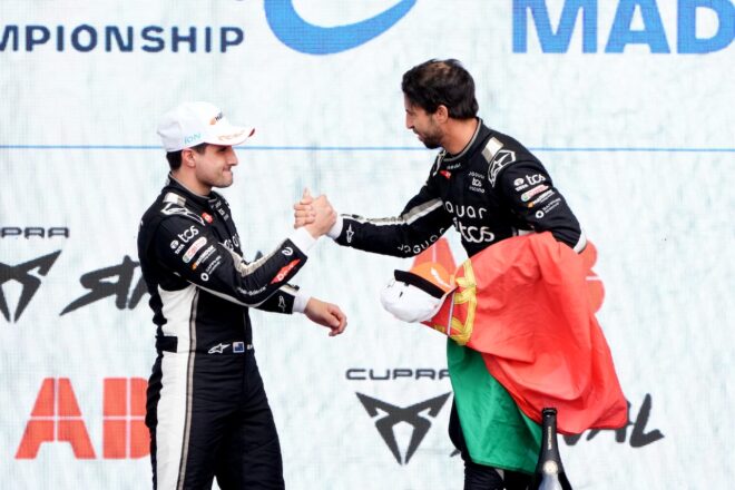 表彰台で握手を交わすミッチ・エバンスとアントニオ・フェリックス・ダ・コスタ（ともにジャガーTCSレーシング）