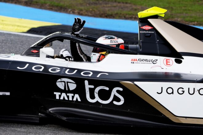 コース上で優勝を喜ぶアントニオ・フェリックス・ダ・コスタ（ジャガーTCSレーシング）