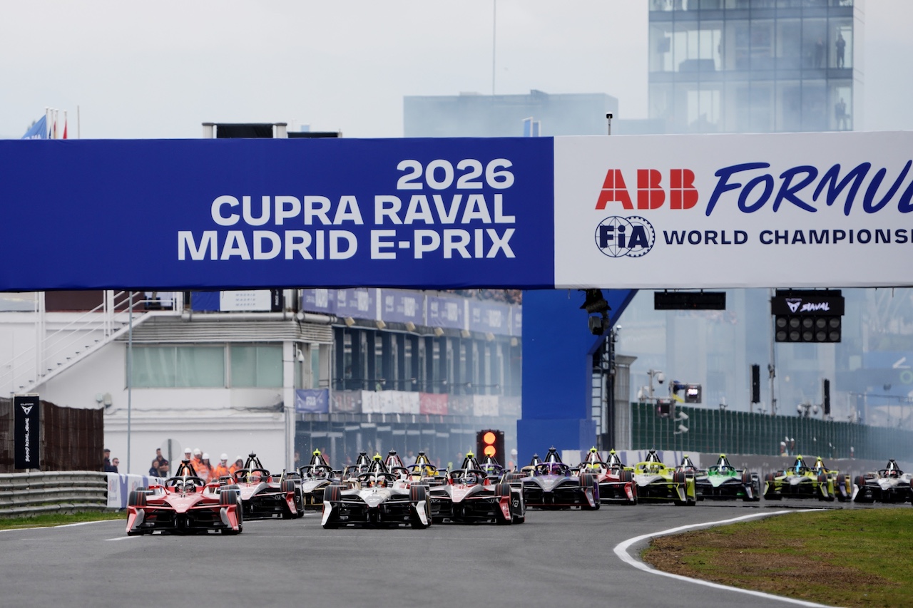 ポジションを争うニック・キャシディ（シトロエン・レーシング）とアントニオ・フェリックス・ダ・コスタ（ジャガーTCSレーシング）