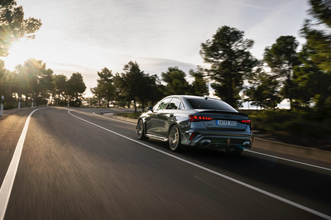 アウディ、伝統の直列5気筒“50周年”を祝う『RS3』の限定車“competition limited”を本国発表