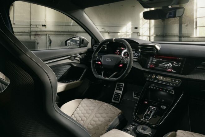 アウディ、伝統の直列5気筒“50周年”を祝う『RS3』の限定車“competition limited”を本国発表