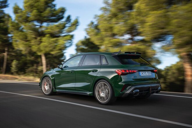 アウディ、伝統の直列5気筒“50周年”を祝う『RS3』の限定車“competition limited”を本国発表