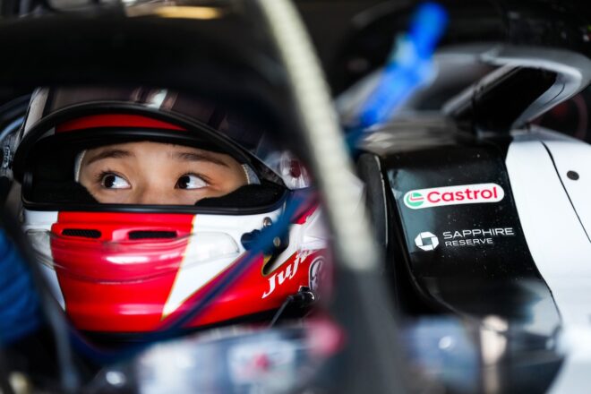 コクピットに収まるJuju（野田樹潤）