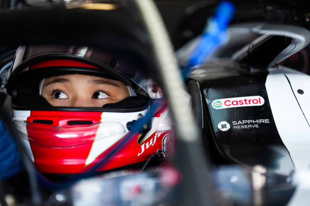 コクピットに収まるJuju（野田樹潤）