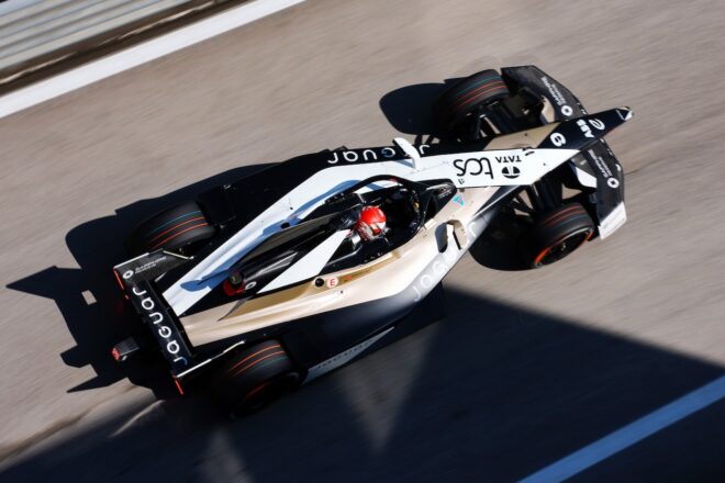 ジャガーのマシンをドライブするJuju（野田樹潤）