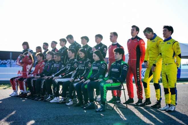 マドリードルーキーテストに参加したドライバーの集合写真