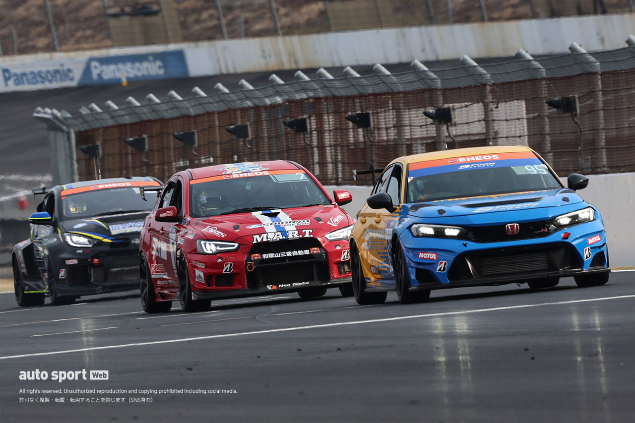 トップチェッカー後に白煙ストップ。激しいST-2首位争いを制したSPOONシビック小出峻「勝ったと胸を張って言える」