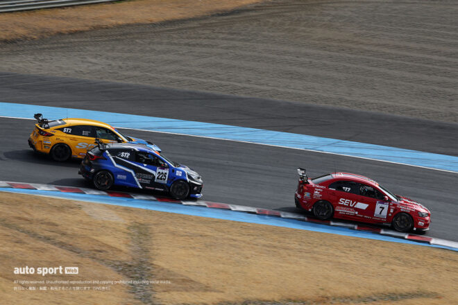 トップチェッカー後に白煙ストップ。激しいST-2首位争いを制したSPOONシビック小出峻「勝ったと胸を張って言える」