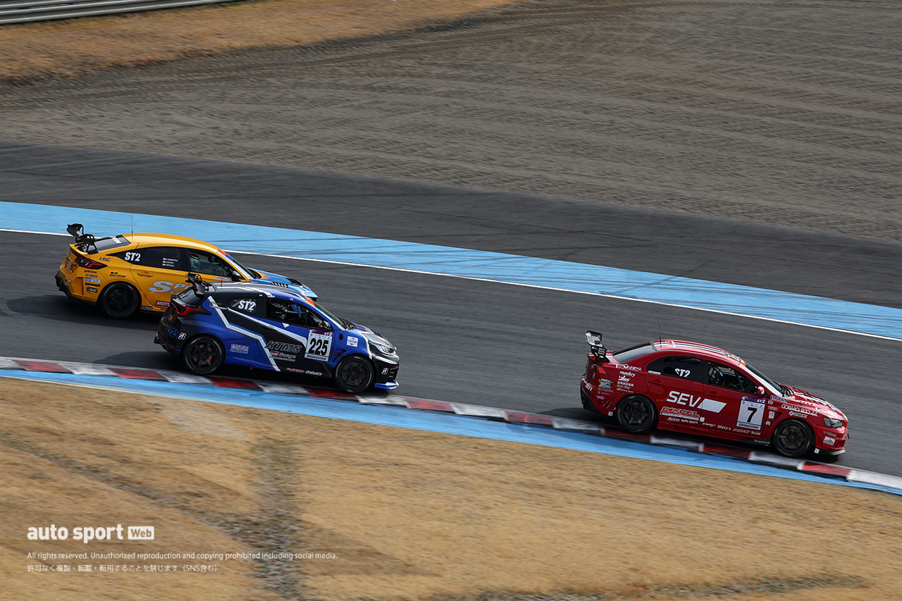 トップチェッカー後に白煙ストップ。激しいST-2首位争いを制したSPOONシビック小出峻「勝ったと胸を張って言える」