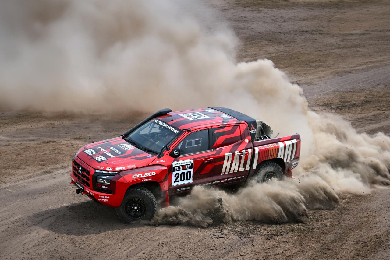 チーム三菱ラリーアート、2026年もアジアクロスカントリーラリーに参戦し連覇を狙う。『ランエボ』『パジェロ』のラリー車から着想を得た新カラー公開