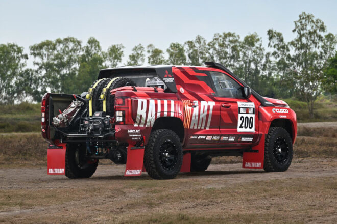 チーム三菱ラリーアート、2026年もアジアクロスカントリーラリーに参戦し連覇を狙う。『ランエボ』『パジェロ』のラリー車から着想を得た新カラー公開