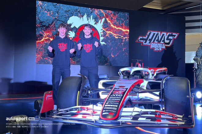 ミッドタウン日比谷にて行われた2026年F1日本GP特別リバリー発表会に登壇するオリバー・ベアマンとエステバン・オコン（ハース）