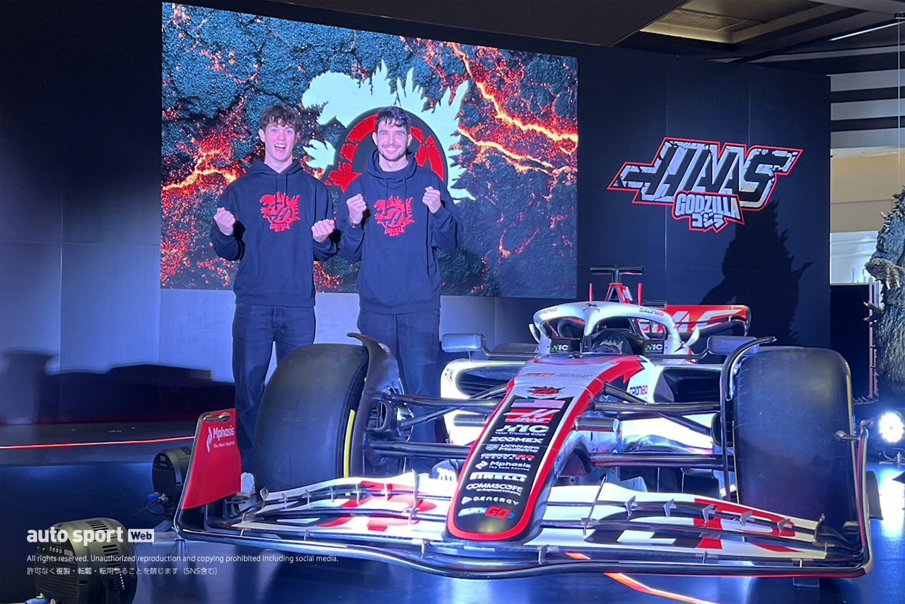ミッドタウン日比谷にて行われた2026年F1日本GP特別リバリー発表会に登壇するオリバー・ベアマンとエステバン・オコン（ハース）
