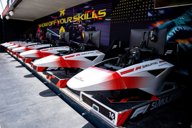 グランプリウイークに設置されるF1シムの体験ブース