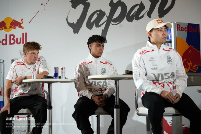 原宿にレーシングブルズの特別リバリーマシンとローソン、リンドブラッド、岩佐歩夢が登場。書道パフォーマンスに釘付けになりつつ鈴鹿に意気込み