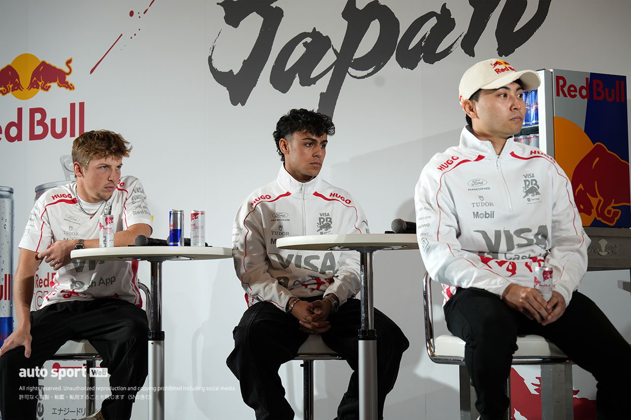 原宿にレーシングブルズの特別リバリーマシンとローソン、リンドブラッド、岩佐歩夢が登場。書道パフォーマンスに釘付けになりつつ鈴鹿に意気込み