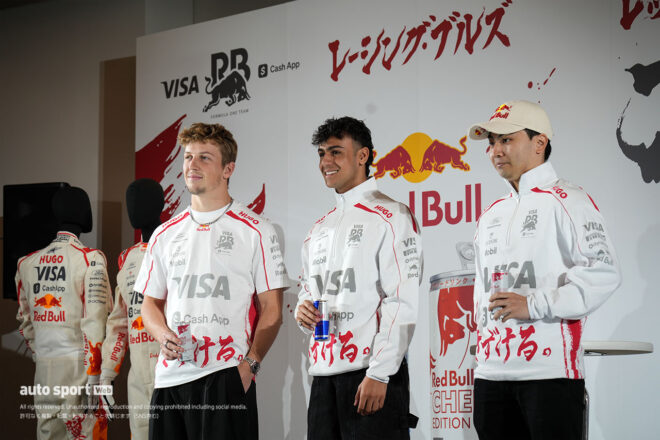 原宿にレーシングブルズの特別リバリーマシンとローソン、リンドブラッド、岩佐歩夢が登場。書道パフォーマンスに釘付けになりつつ鈴鹿に意気込み