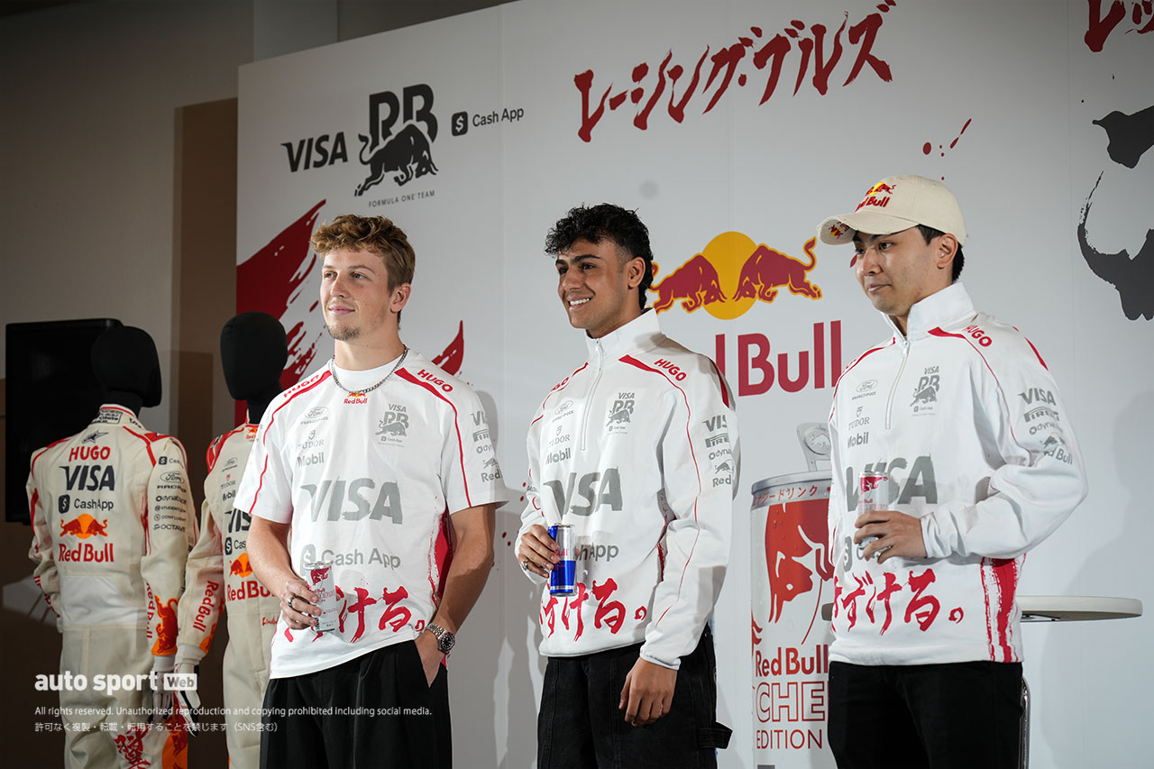 原宿にレーシングブルズの特別リバリーマシンとローソン、リンドブラッド、岩佐歩夢が登場。書道パフォーマンスに釘付けになりつつ鈴鹿に意気込み