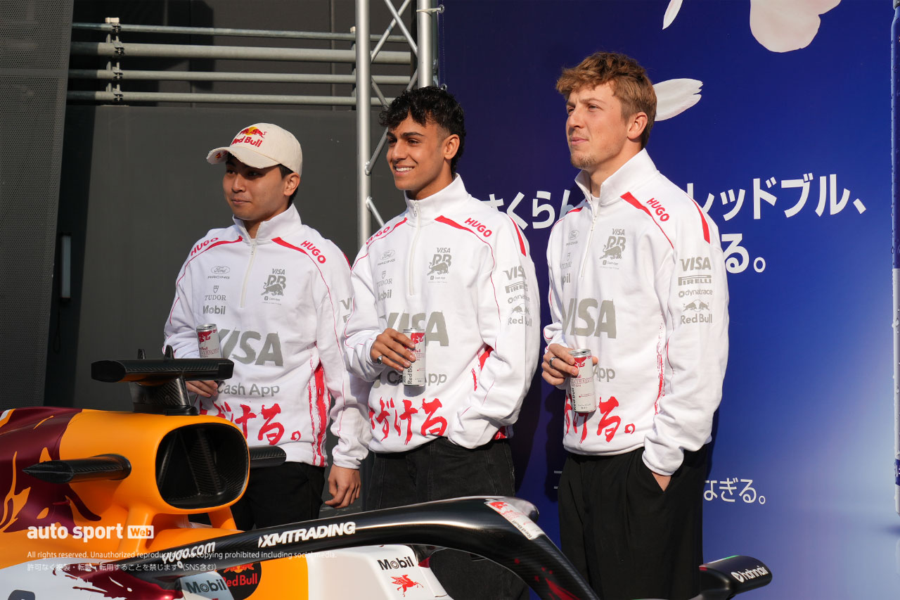 原宿にレーシングブルズの特別リバリーマシンとローソン、リンドブラッド、岩佐歩夢が登場。書道パフォーマンスに釘付けになりつつ鈴鹿に意気込み